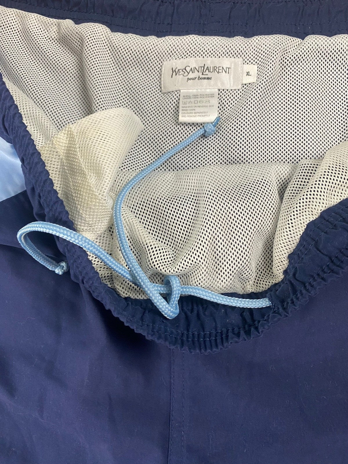 Yves Saint Laurent Badehose Blau M - Leichte Herren YSL Swimwear Vintage Klamotten, Secondhand Klamotten, Retro Mode, Nachhaltige Mode, Einzigartige Stücke, Zeitlose Mode, Umweltfreundliche Kleidung, Stilvolle Secondhand Mode, Hochwertige Vintage Kleidung