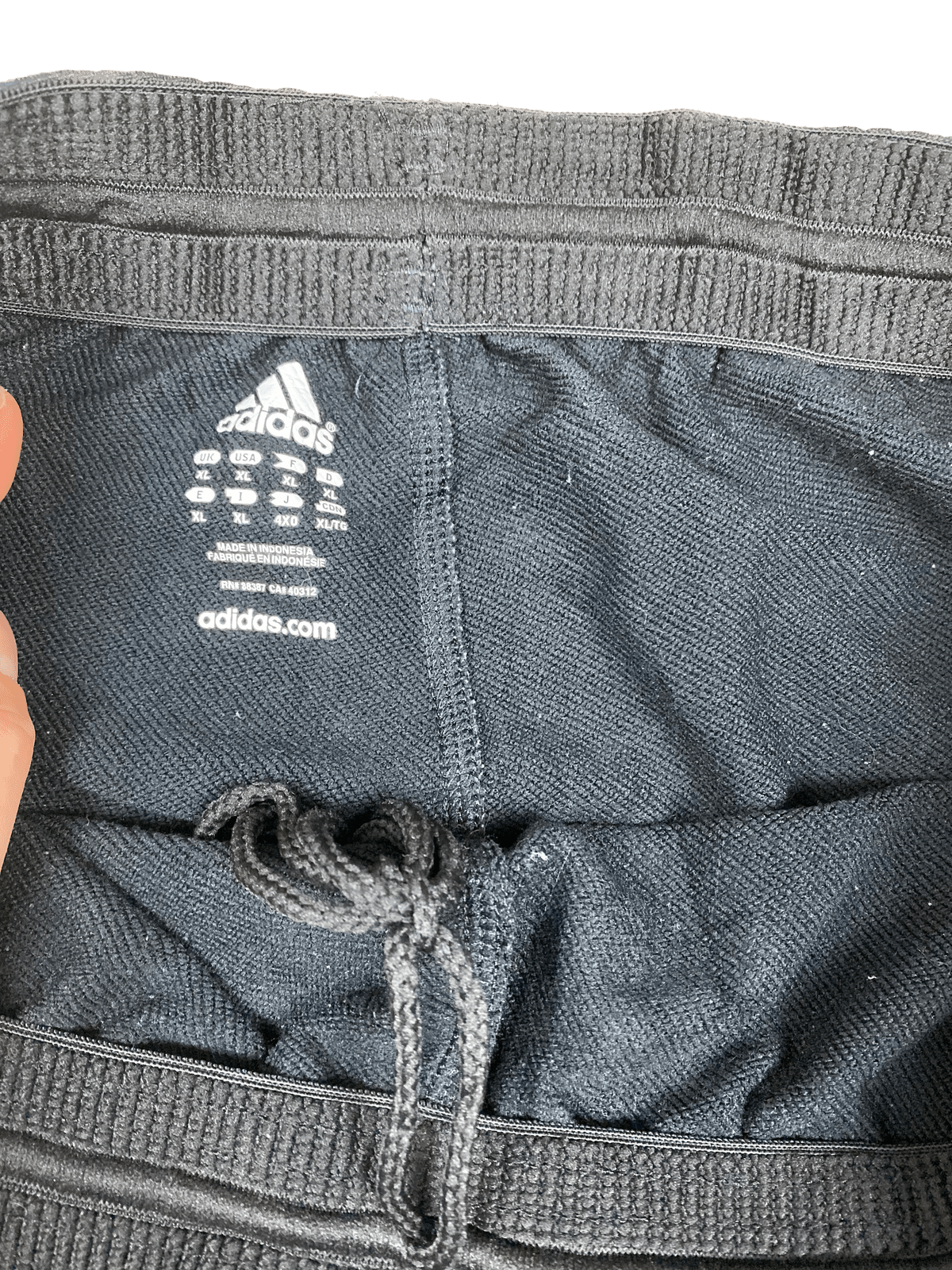 Adidas Jogginghose Schwarz XL - Bequeme und Funktionale Jogginghose Vintage Klamotten, Secondhand Klamotten, Retro Mode, Nachhaltige Mode, Einzigartige Stücke, Zeitlose Mode, Umweltfreundliche Kleidung, Stilvolle Secondhand Mode, Hochwertige Vintage Kleidung