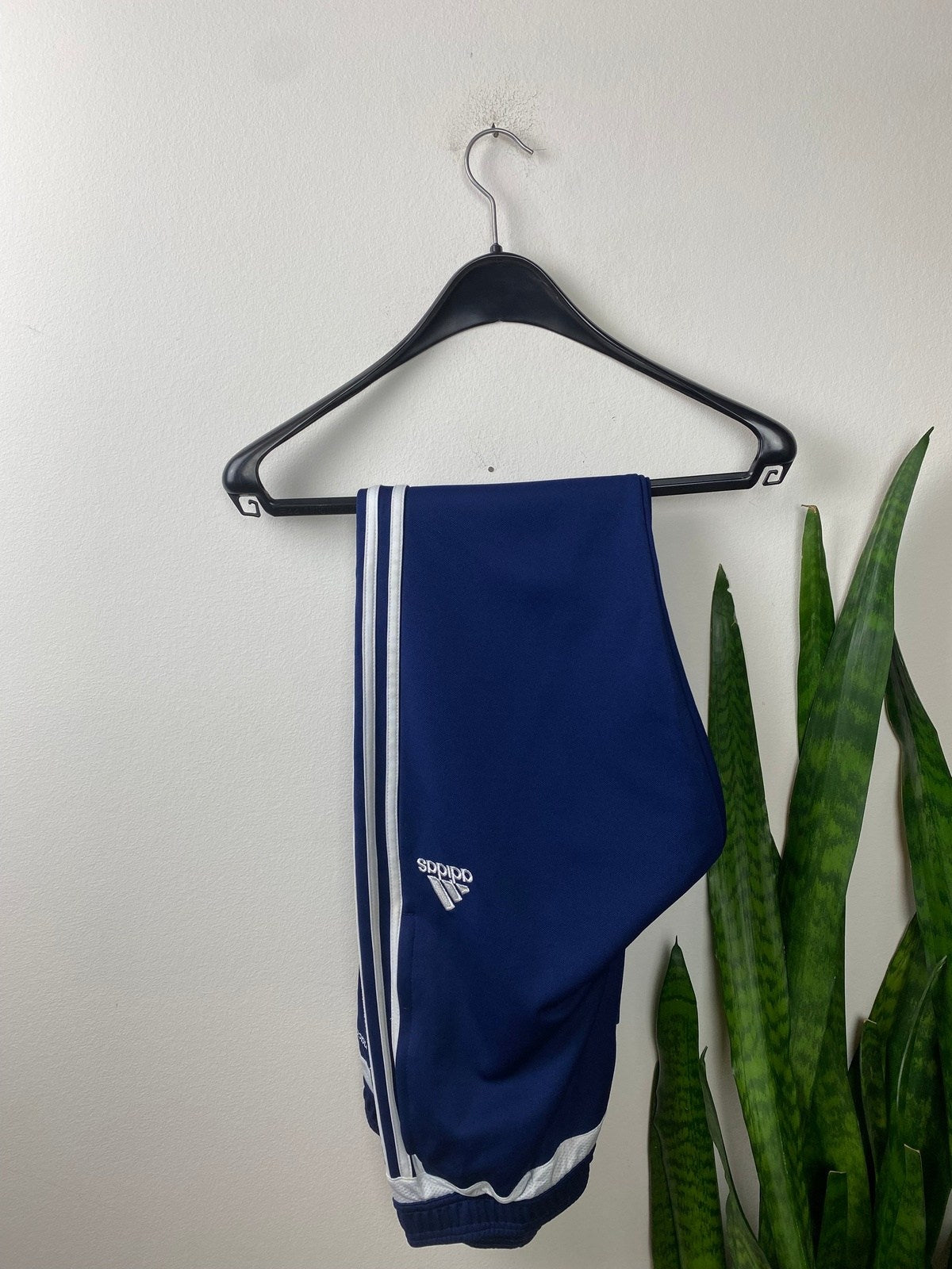 Adidas Jogginghose climacool Vintage Klamotten, Secondhand Klamotten, Retro Mode, Nachhaltige Mode, Einzigartige Stücke, Zeitlose Mode, Umweltfreundliche Kleidung, Stilvolle Secondhand Mode, Hochwertige Vintage Kleidung