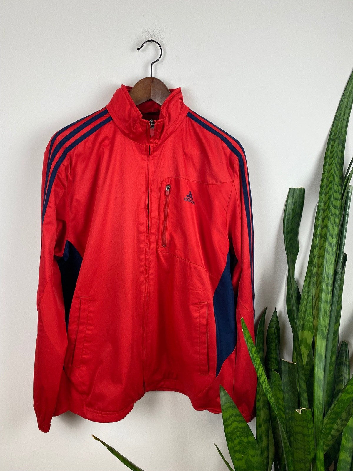 Adidas Trainingsjacke Rot S - Lockere Leichte Herren Jacke Vintage Klamotten, Secondhand Klamotten, Retro Mode, Nachhaltige Mode, Einzigartige Stücke, Zeitlose Mode, Umweltfreundliche Kleidung, Stilvolle Secondhand Mode, Hochwertige Vintage Kleidung