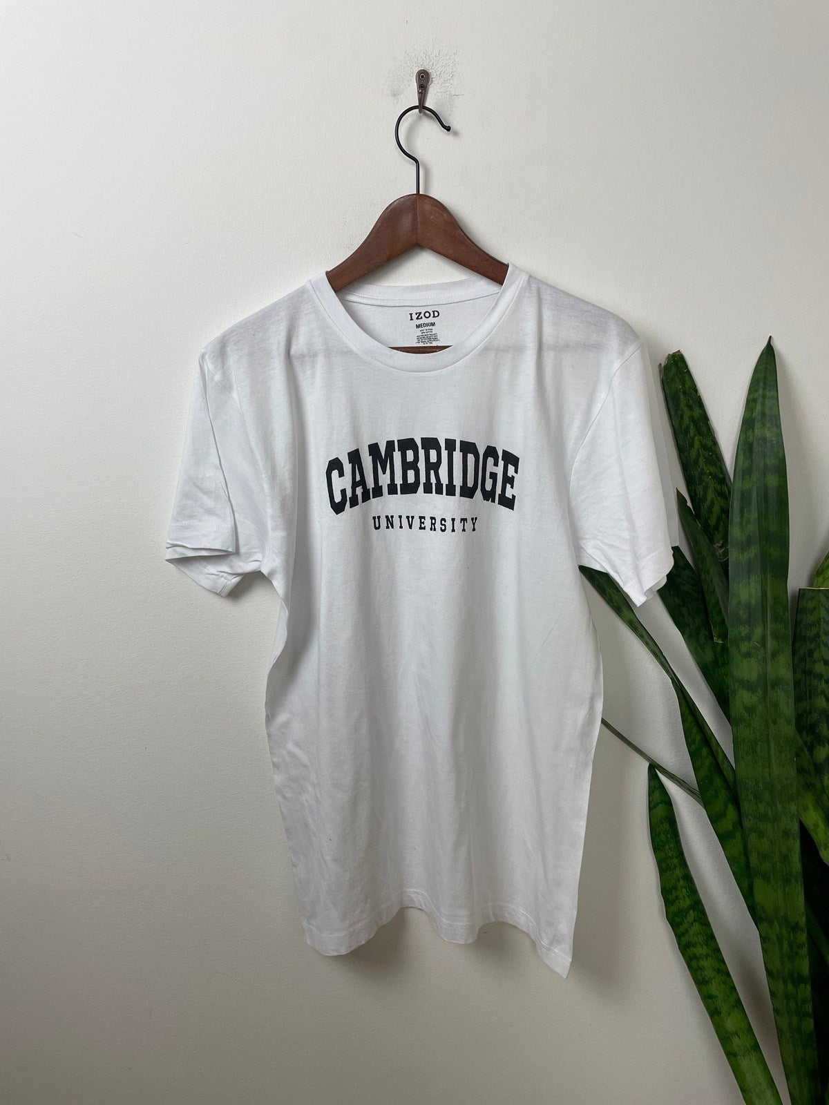 Cambridge University T-Shirt Weiß M - Klassisches und Bequemes T-Shirt Vintage Klamotten, Secondhand Klamotten, Retro Mode, Nachhaltige Mode, Einzigartige Stücke, Zeitlose Mode, Umweltfreundliche Kleidung, Stilvolle Secondhand Mode, Hochwertige Vintage Kleidung