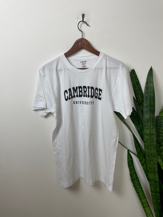 Cambridge University T-Shirt Weiß M - Klassisches und Bequemes T-Shirt Vintage Klamotten, Secondhand Klamotten, Retro Mode, Nachhaltige Mode, Einzigartige Stücke, Zeitlose Mode, Umweltfreundliche Kleidung, Stilvolle Secondhand Mode, Hochwertige Vintage Kleidung