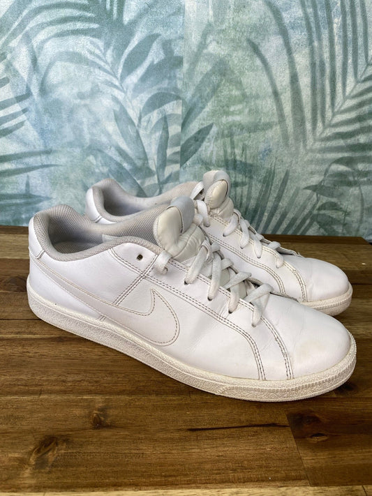 Nike Court Royale Schuhe Weiß Gr. 44 - Stylische und Bequeme Sneaker Vintage Klamotten, Secondhand Klamotten, Retro Mode, Nachhaltige Mode, Einzigartige Stücke, Zeitlose Mode, Umweltfreundliche Kleidung, Stilvolle Secondhand Mode, Hochwertige Vintage Kleidung