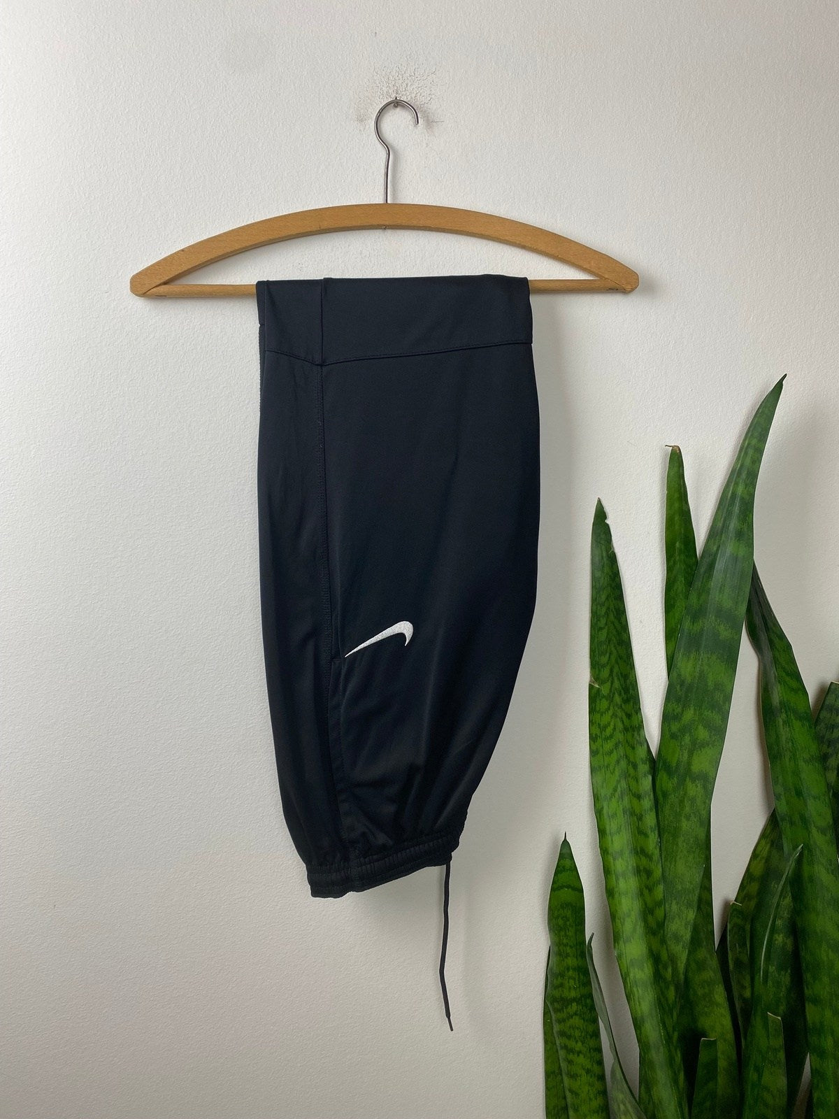 Nike Dri-Fit Jogginghose Schwarz S - Schlichte Lockere Damen Sporthose Vintage Klamotten, Secondhand Klamotten, Retro Mode, Nachhaltige Mode, Einzigartige Stücke, Zeitlose Mode, Umweltfreundliche Kleidung, Stilvolle Secondhand Mode, Hochwertige Vintage Kleidung