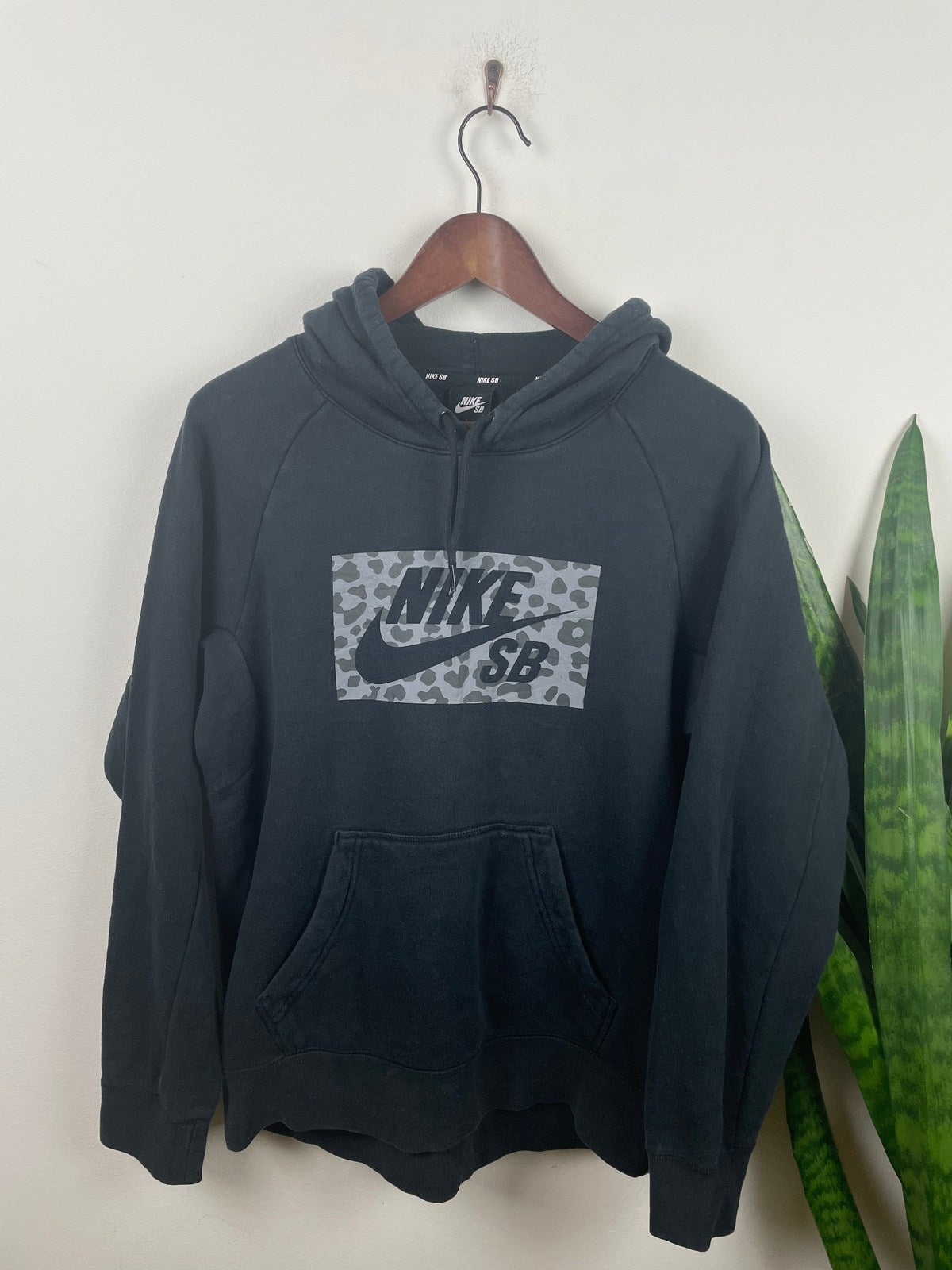 Nike Hoodie Schwarz S - Stylischer und Bequemer Hoodie Vintage Klamotten, Secondhand Klamotten, Retro Mode, Nachhaltige Mode, Einzigartige Stücke, Zeitlose Mode, Umweltfreundliche Kleidung, Stilvolle Secondhand Mode, Hochwertige Vintage Kleidung