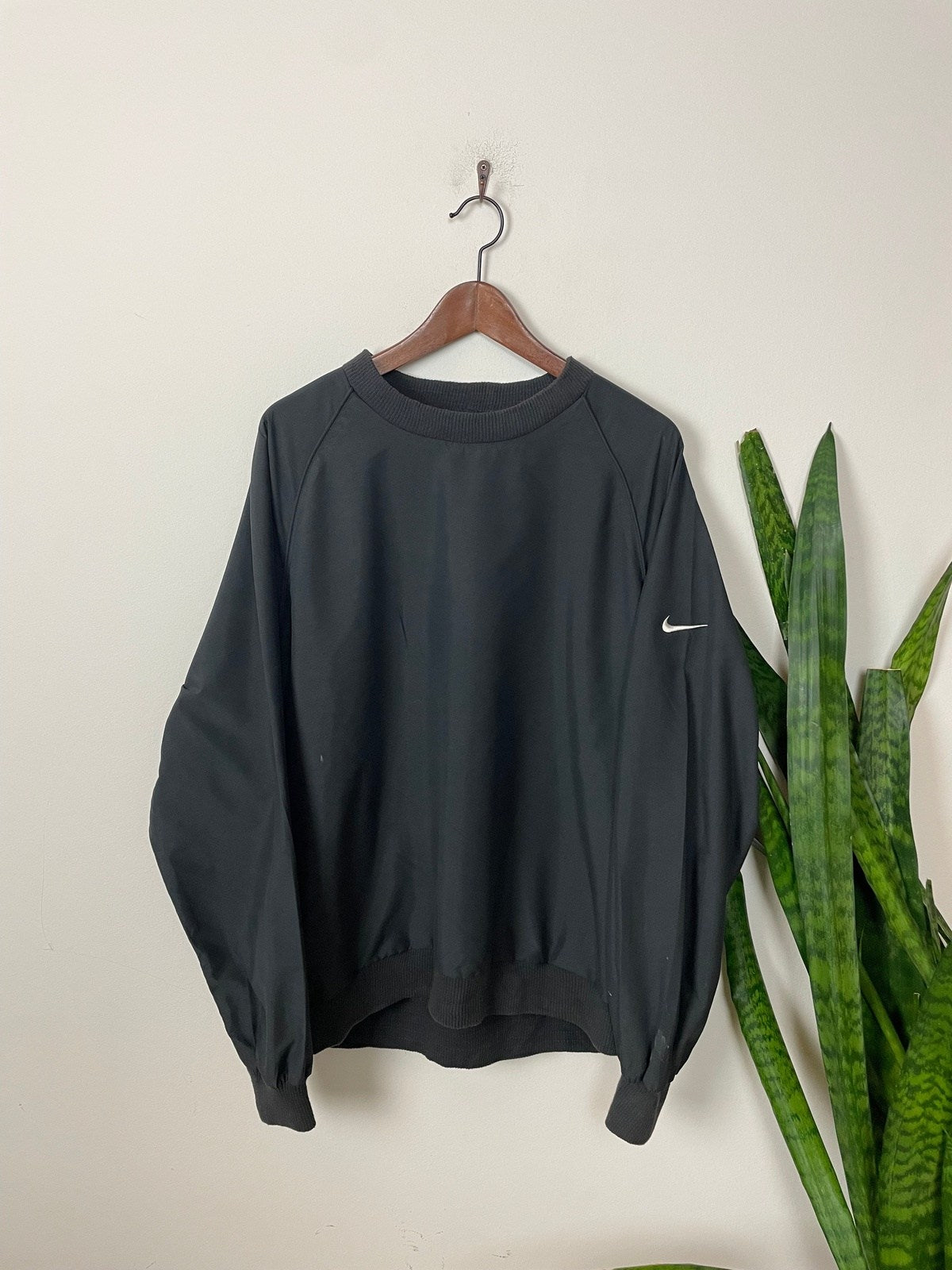 Nike Sweater Schwarz L - Klassischer und Bequemer Sweater Vintage Klamotten, Secondhand Klamotten, Retro Mode, Nachhaltige Mode, Einzigartige Stücke, Zeitlose Mode, Umweltfreundliche Kleidung, Stilvolle Secondhand Mode, Hochwertige Vintage Kleidung