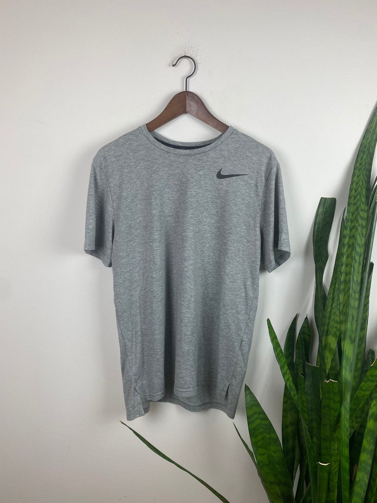 Nike T-Shirt Grau M - Basic Dri-Fit Damen Shirt Vintage Klamotten, Secondhand Klamotten, Retro Mode, Nachhaltige Mode, Einzigartige Stücke, Zeitlose Mode, Umweltfreundliche Kleidung, Stilvolle Secondhand Mode, Hochwertige Vintage Kleidung