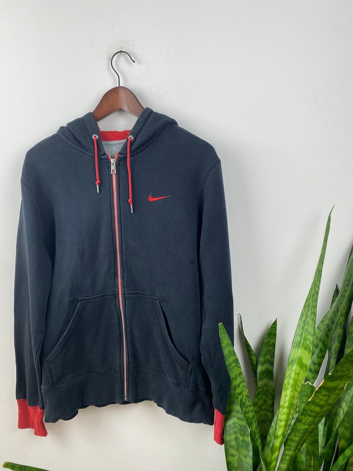 Nike Trainingsjacke Schwarz M - Stylische und Bequeme Jacke Vintage Klamotten, Secondhand Klamotten, Retro Mode, Nachhaltige Mode, Einzigartige Stücke, Zeitlose Mode, Umweltfreundliche Kleidung, Stilvolle Secondhand Mode, Hochwertige Vintage Kleidung