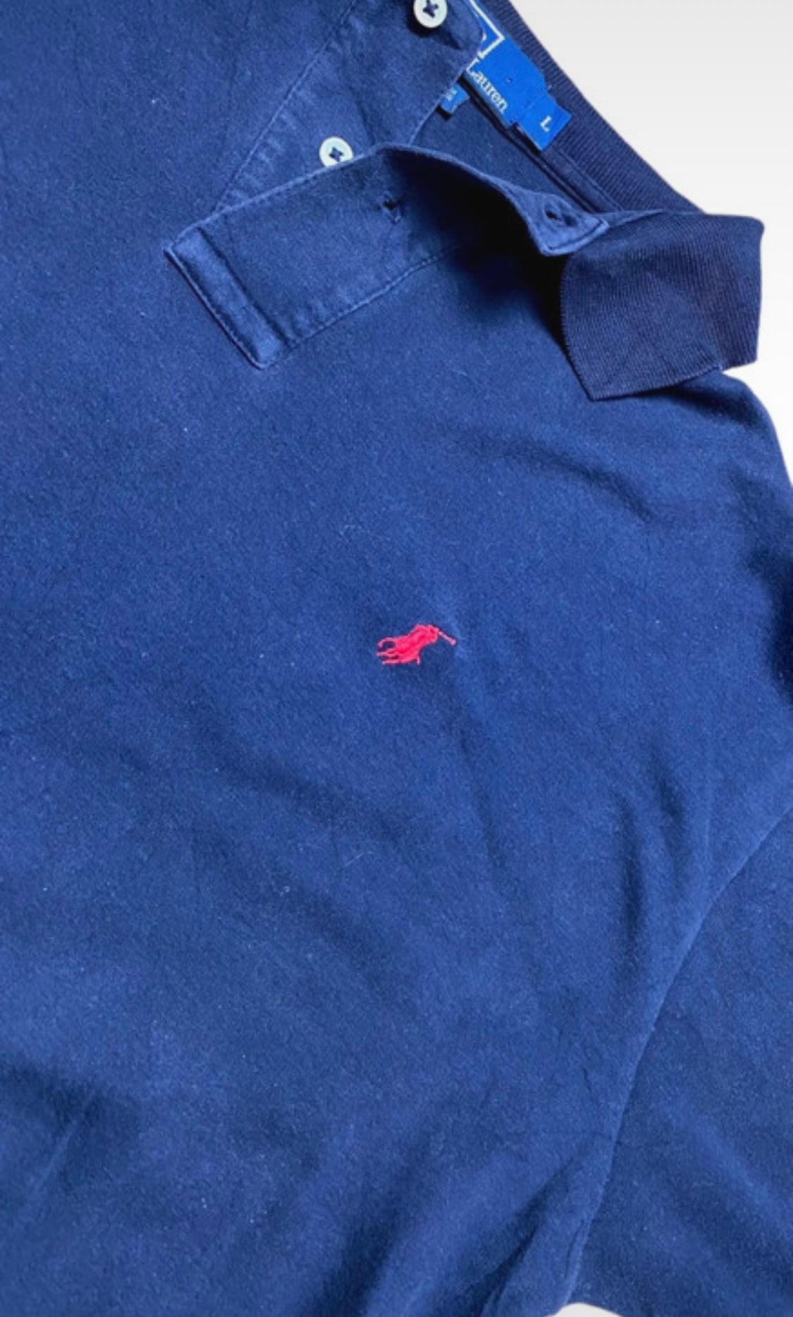 Ralph Lauren Polo-Shirt Vintage Klamotten, Secondhand Klamotten, Retro Mode, Nachhaltige Mode, Einzigartige Stücke, Zeitlose Mode, Umweltfreundliche Kleidung, Stilvolle Secondhand Mode, Hochwertige Vintage Kleidung