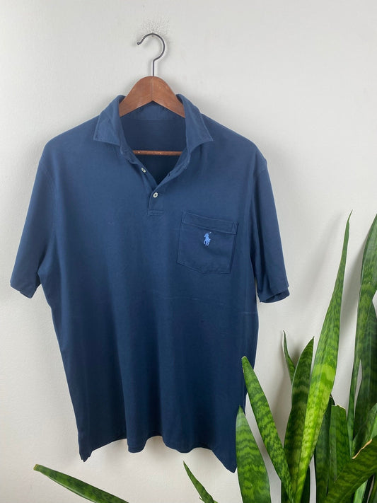 Ralph Lauren Poloshirt Dunkelblau L - Klassisches und Bequemes Poloshirt Vintage Klamotten, Secondhand Klamotten, Retro Mode, Nachhaltige Mode, Einzigartige Stücke, Zeitlose Mode, Umweltfreundliche Kleidung, Stilvolle Secondhand Mode, Hochwertige Vintage Kleidung