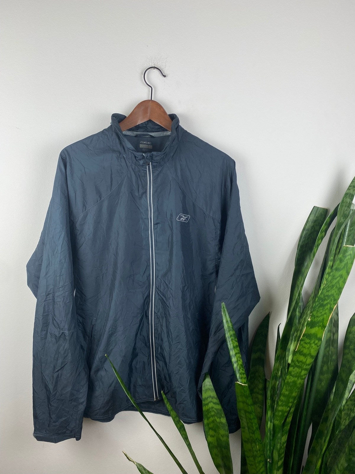 Reebok Leichte Jacke Dunkelgrau L - Lockere und Bequeme Herren Jacke Vintage Klamotten, Secondhand Klamotten, Retro Mode, Nachhaltige Mode, Einzigartige Stücke, Zeitlose Mode, Umweltfreundliche Kleidung, Stilvolle Secondhand Mode, Hochwertige Vintage Kleidung