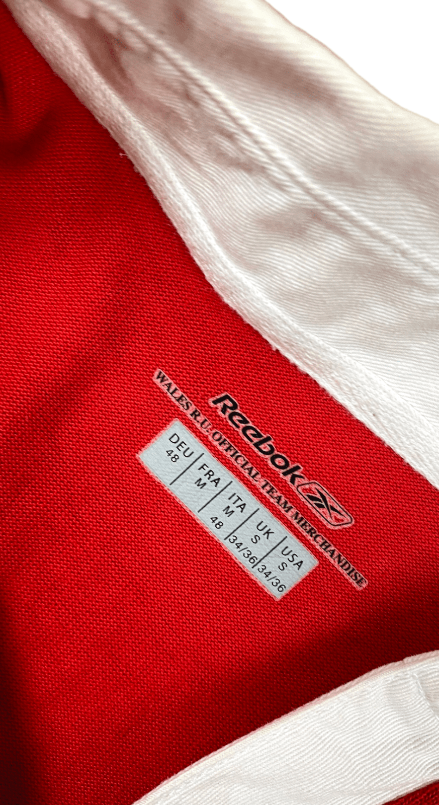 Reebok Longsleeve Polo Sweater Rot M - Klassischer und Bequemer Sweater Vintage Klamotten, Secondhand Klamotten, Retro Mode, Nachhaltige Mode, Einzigartige Stücke, Zeitlose Mode, Umweltfreundliche Kleidung, Stilvolle Secondhand Mode, Hochwertige Vintage Kleidung