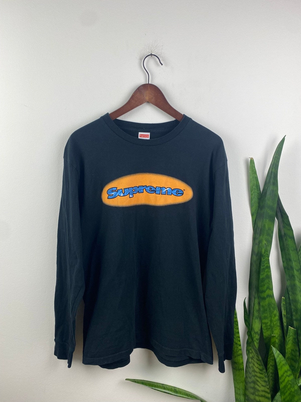 Supreme Longsleeve Sweater mit Echtheits-Zertifikat Schwarz M - Stylischer und Bequemer Sweater Vintage Klamotten, Secondhand Klamotten, Retro Mode, Nachhaltige Mode, Einzigartige Stücke, Zeitlose Mode, Umweltfreundliche Kleidung, Stilvolle Secondhand Mode, Hochwertige Vintage Kleidung