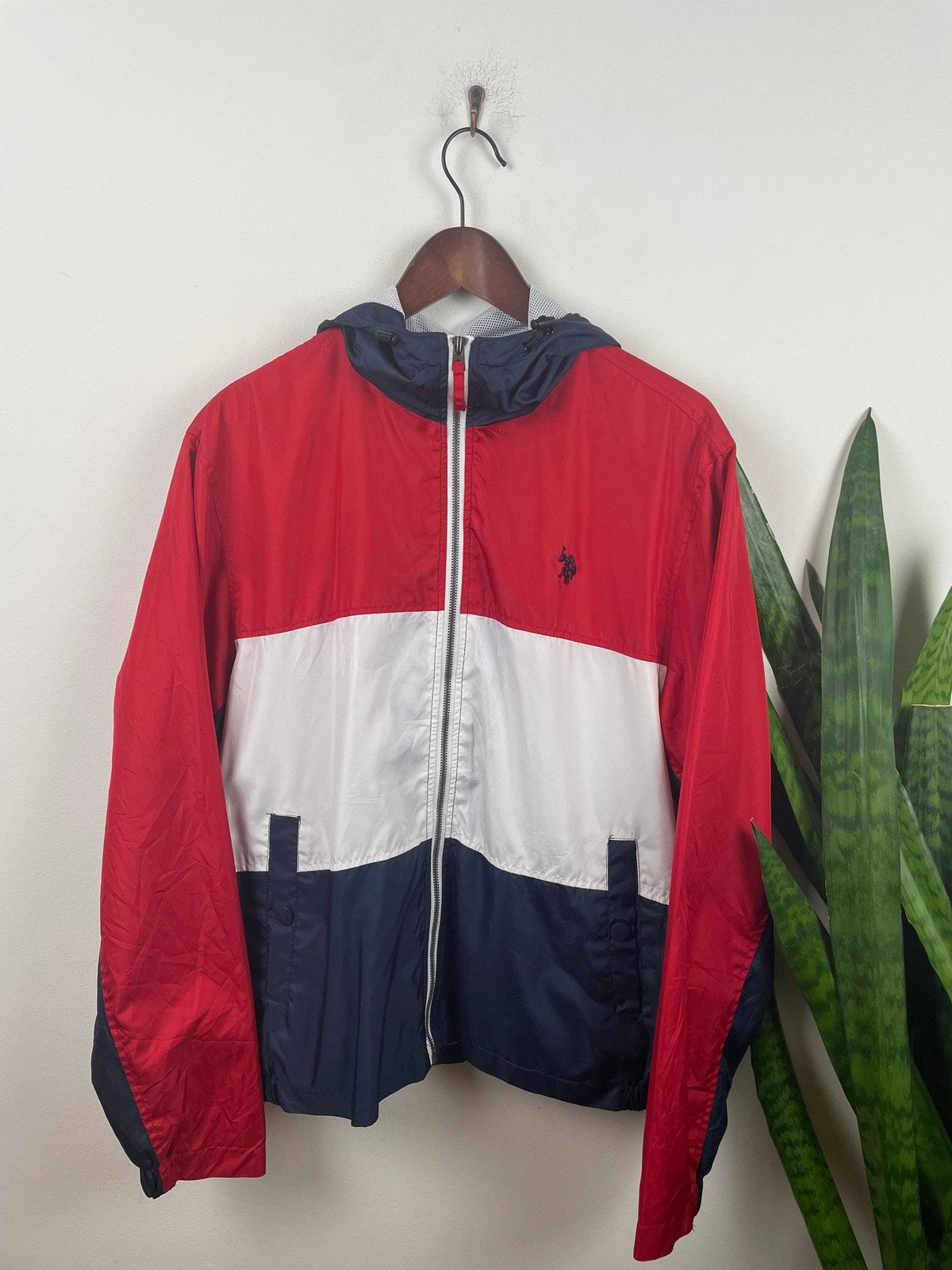 U.S. Polo Jacke Rot/Schwarz/Weiß M - Stylische und Funktionale Jacke Vintage Klamotten, Secondhand Klamotten, Retro Mode, Nachhaltige Mode, Einzigartige Stücke, Zeitlose Mode, Umweltfreundliche Kleidung, Stilvolle Secondhand Mode, Hochwertige Vintage Kleidung